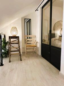 a room with a chair and a table and a bed at Gîte L'inatendue in Saint-Josse