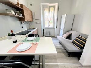 a kitchen and living room with a table and a couch at Casa LL in Perugia