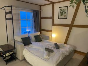 a bedroom with a bed and a window at Studio with Kitchen & Parking near Thun and Bern in Herbligen 