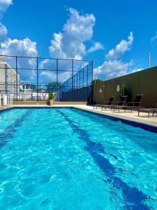 a swimming pool on the side of a building at Ap com 2 quartos climatizados , com fechadura eletrônica, WI-FI ,condomínio Village do bosque 3 in Imperatriz