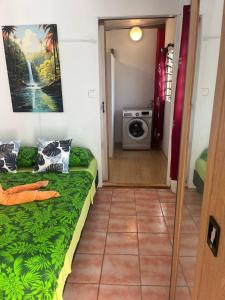 a room with a bed and a washing machine at Manatini lodge in Faie