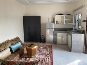 a living room with a couch and a kitchen at ESSERa in Nouakchott