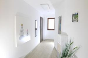 a room with white walls and a hallway with sculptures at Messewohnung Rehdorf in Oberasbach