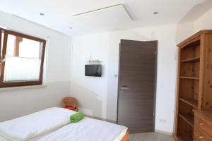 een kleine slaapkamer met een bed en een kast bij Messewohnung Rehdorf in Oberasbach