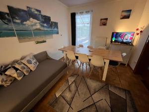 a living room with a couch and a table at Grosses Apartment Aschaffenburg 4 Schlafzimmer für bis zu 11 Gäste AschaffApartment Mainaschaff in Mainaschaff