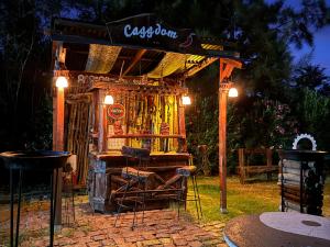ein Pavillon mit Tisch und Stühlen bei Nacht in der Unterkunft Caggdom in Salvador María