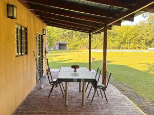 Ein Tisch und Stühle stehen auf einer Terrasse in der Unterkunft Caggdom in Salvador María
