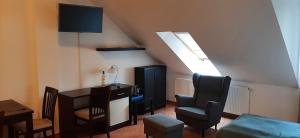 a living room with a desk and a chair at Dom Gościnny Klemens in Dębki