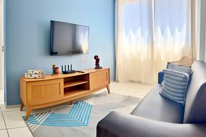 a living room with a tv and a couch at Vacanze - Alicante in Maceió