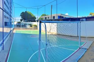 a tennis court with a net on a building at Vacanze - Alicante in Maceió