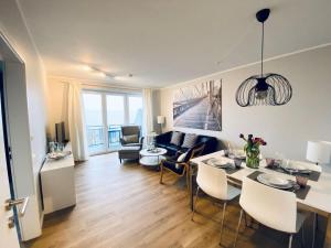 a living room with a dining table and a living room at Ferienwohnung, St Peter - Ording in Böhl