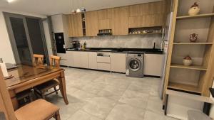 a kitchen with a table and a washing machine at Soul Appart DZ in Kouba