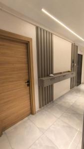 a room with a wooden door and a mirror at Soul Appart DZ in Kouba