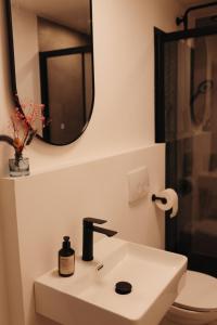 a bathroom with a sink and a mirror at Appartment 1 Frau Isi in Mellrichstadt