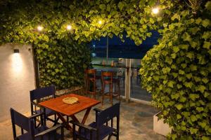 a patio with a table and chairs and a bar at Hostal del Sur in Mar del Plata