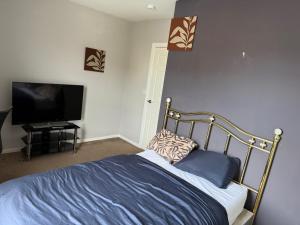 a bedroom with a bed and a flat screen tv at STOCKTON CONTTRACTOR DIGs in Stockton-on-Tees