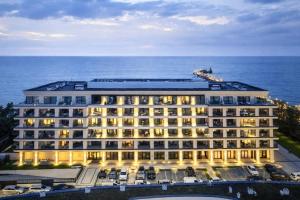 a hotel with the ocean in the background at Apartament 330 Przy Plaży, parking gratis! in Międzyzdroje