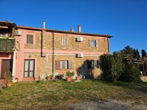a large brick building with plants in front of it at podere dell'ovo in Gabbro