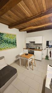 a living room with a table and a kitchen at TorreCielo in Foligno