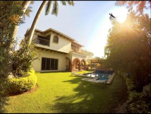 a house with a yard with a swimming pool in it at Casa Grande Lomas de Cocoyoc in Texcalpan