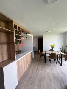 a kitchen and dining room with a table and chairs at Apartamento familiar de 3 habitaciones con parqueadero en Paipa in Paipa