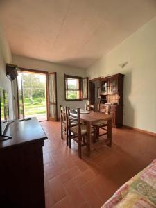 a kitchen and dining room with a table and chairs at Il Lentischio Casa1 in Nulvi