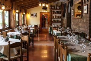 Um restaurante ou outro lugar para comer em Hotel Villa Elda
