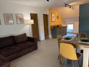 a living room with a couch and a table at Appartement à Ohain in Ohain