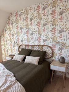 a bedroom with a bed with a floral wallpaper at Appartement à Ohain in Ohain