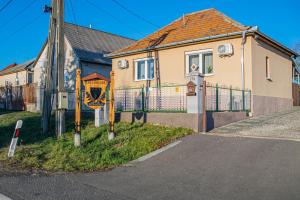 a house with a fence in front of it at Matrakapuvendeghaz in Mátraszőlős