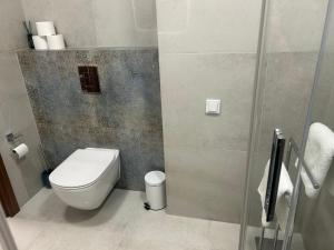 Et bad på Apartament dębowy
