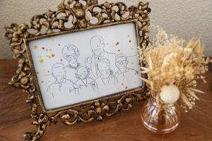 a drawing of a family in a picture in a vase at Casa Côrte Real in Porto