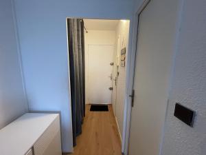a hallway with a hallway leading to a white door at Calais plage, superbe studio tout confort in Calais