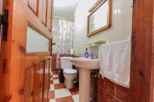 a small bathroom with a sink and a toilet at Appartement calme et ensoleillé avec WiFi haut débit in Sidi Ifni
