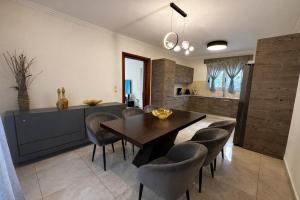 a kitchen and dining room with a wooden table and chairs at Casa Verde Pastida in Pastida