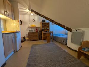 a room with a kitchen and a living room at Studio pied des pistes in Réallon
