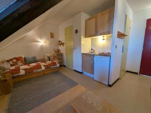 a room with a bed and a kitchen in it at Studio pied des pistes in Réallon