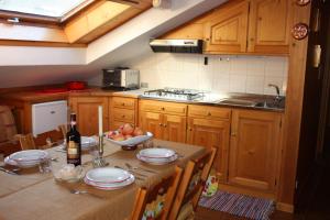 A kitchen or kitchenette at Chalet Stelvio