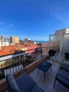 een balkon met banken en uitzicht op de stad bij Super Monaco in Monte Carlo