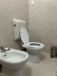 a bathroom with a toilet and a sink at Casa Ponte in Ponte San Giovanni +5 photos