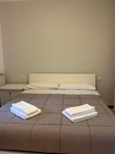 a bed with two towels on top of it at Casa Ponte in Ponte San Giovanni