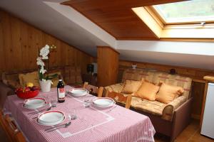 A seating area at Chalet Stelvio