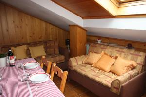 A seating area at Chalet Stelvio