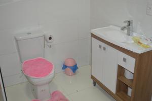 a bathroom with a toilet and a sink at Casa de huéspedes Aruska in São Gabriel +8 photos