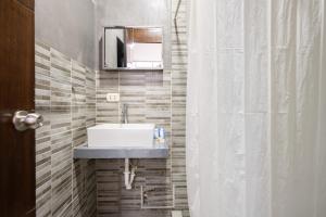 ein Badezimmer mit Waschbecken und Spiegel in der Unterkunft Studio rent in Piura