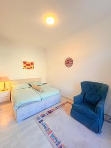 a bedroom with a bed and a chair and a rug at Beenie 20 in Linz