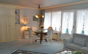 a living room with a dining room table and chairs at Haus Schaper in Westerland