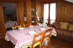 A seating area at Chalet Stelvio