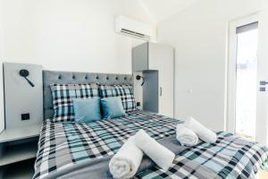 ein Schlafzimmer mit einem Bett, auf dem Handtücher liegen in der Unterkunft SkyView Wierch Private Jacuzzi Mountain View in Ząb