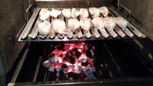 un grupo de pollos están cocinando en un horno en Guille Bungalows, en Canoas de Punta Sal